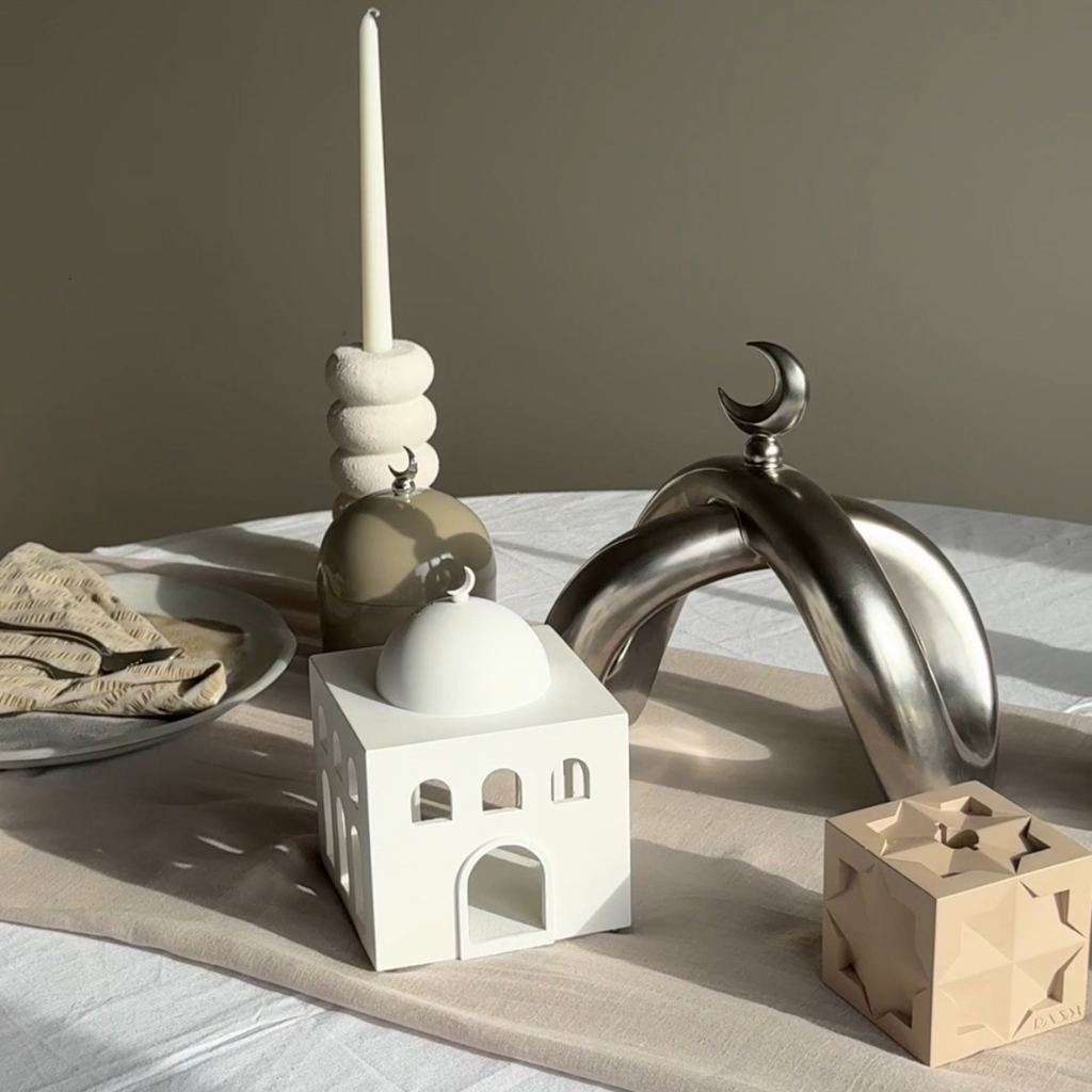 Crescent Knot Sculpture: Chrome